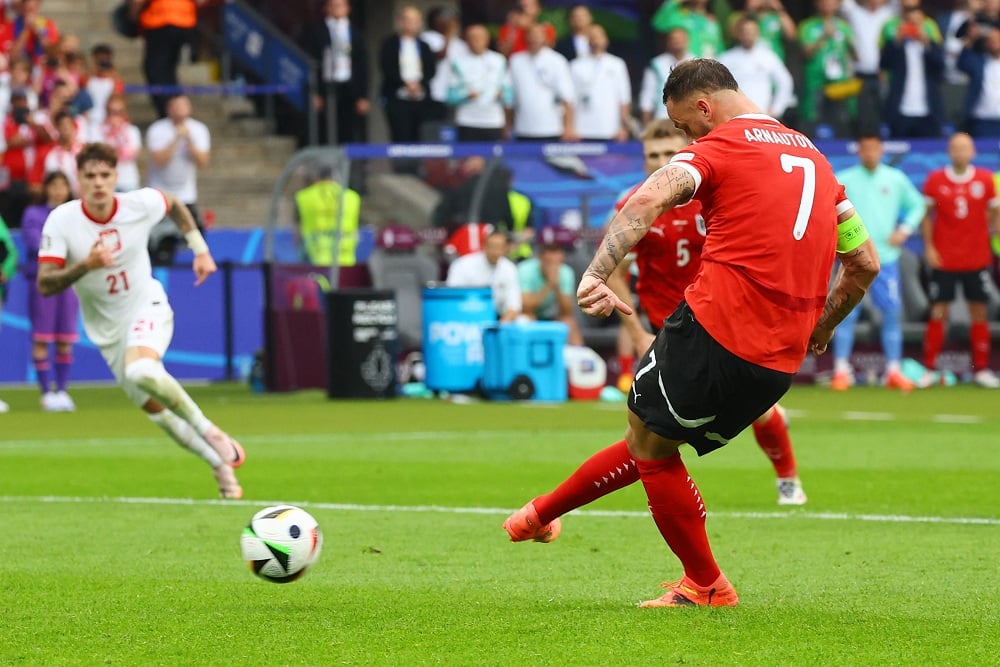 Kapten Timnas Austria Marko Arnautovic mencetak gol dari titik putih ke gawang Polandia dalam lanjutan Euro 2024